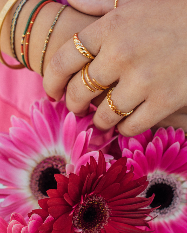 Anillo Torcido con Circones Bañado en Oro - Zazü