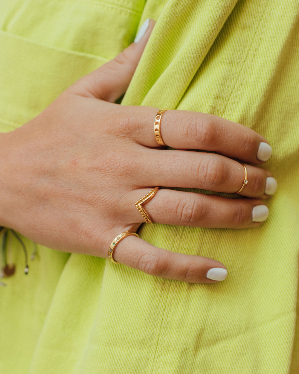 Anillo V Bañado en Oro - Zazü