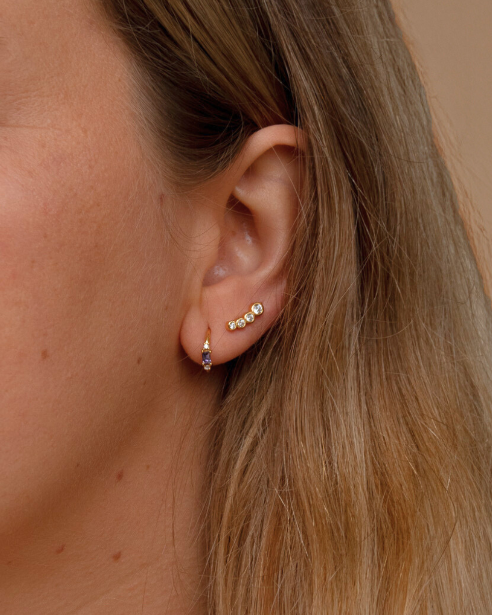 Argollas con Circón Baguette Amatista Bañada en Oro