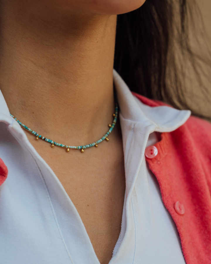 Collar de Turquesa Verde con Pelotitas Doradas - Zazü