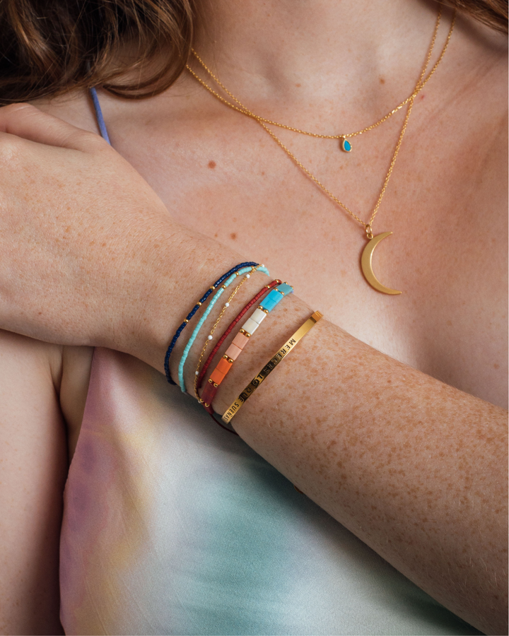 Pulsera Azul Acero con Mostacillas Bañadas en Oro