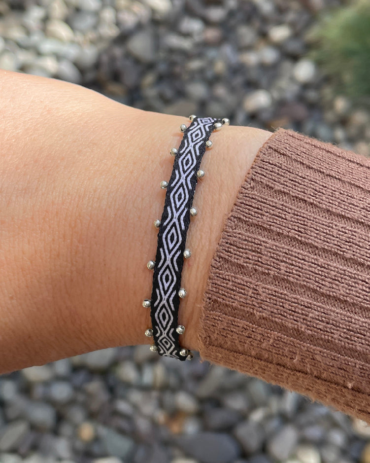 Pulsera Telar Ancha negra con Rombos Blancos y Mostacillas de Plata al lado