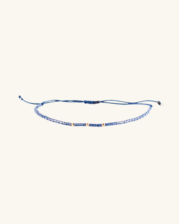 Pulsera Azul Acero con Mostacillas Bañadas en Oro