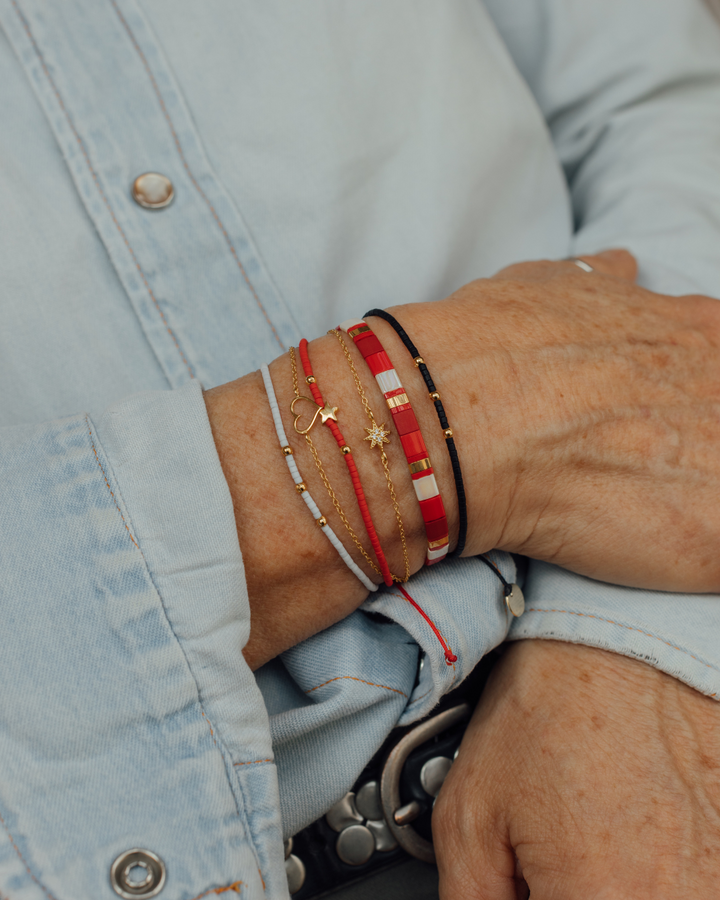 Pulsera Negra con Mostacillas Bañadas en Oro