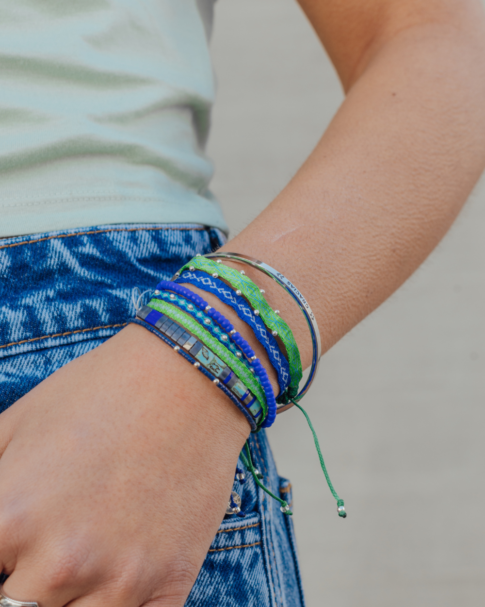 Pulsera Azul Acero con Mostacillas de Plata