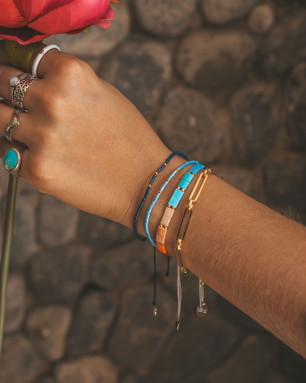 Pulsera Azul Acero con Mostacillas Bañadas en Oro