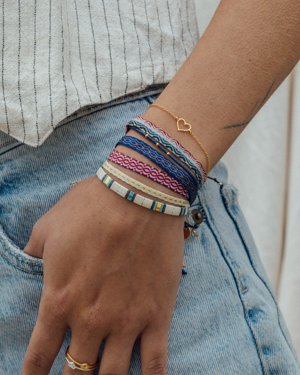 Pulsera Azul Acero con Mostacillas Bañadas en Oro