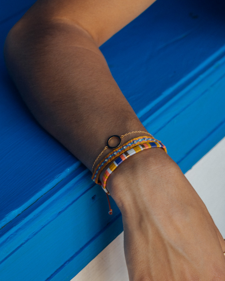 Pulsera Telar Ancha Mostaza, Azul y Amarillo con Mostacillas de Plata