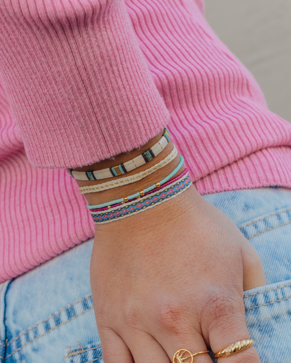 Pulsera Celeste con Mostacillas Bañadas en Oro