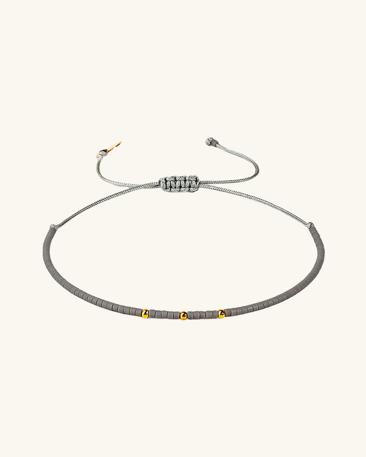 Pulsera Gris Claro con Mostacillas de Plata Bañada en Oro