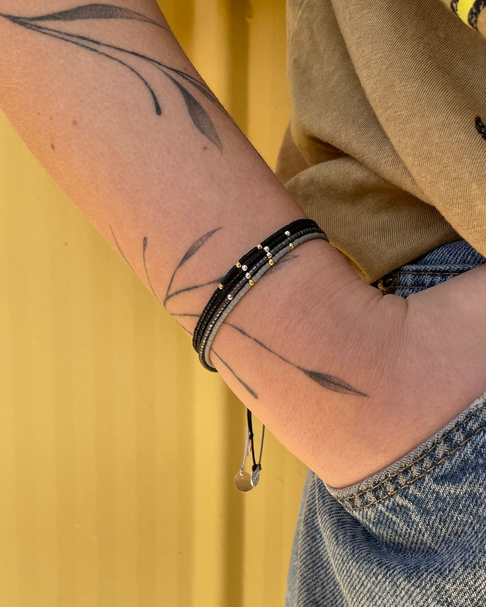 Pulsera Gris Claro con Mostacillas de Plata Bañada en Oro