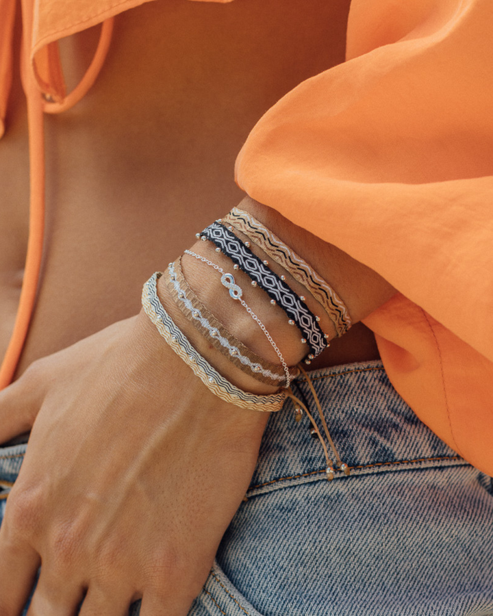 Pulsera Telar Ancha Café y Plateado con Mostacillas de Plata