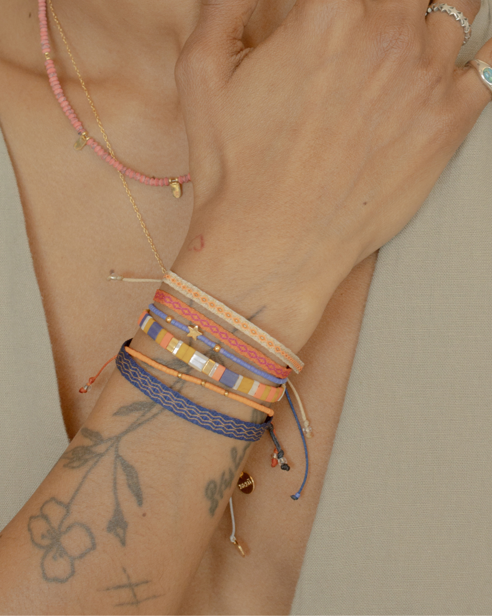 Pulsera Naranja con Mostacillas Bañadas en Oro