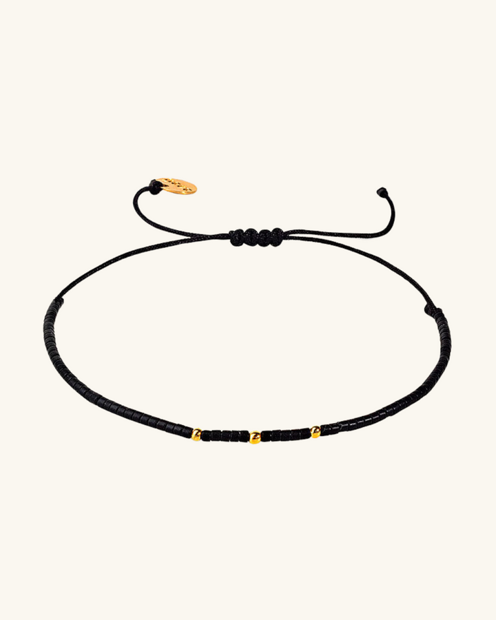 Pulsera Negra con Mostacillas Bañadas en Oro