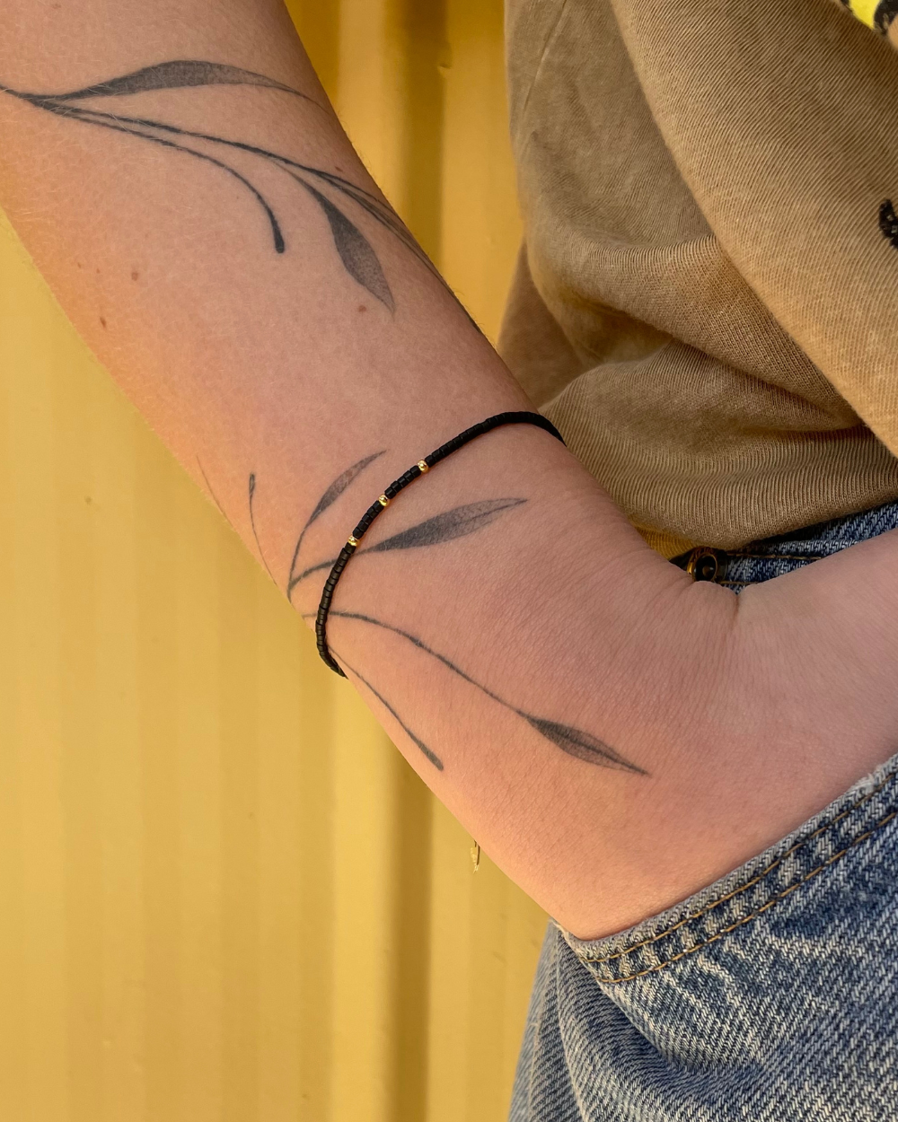 Pulsera Negra con Mostacillas Bañadas en Oro