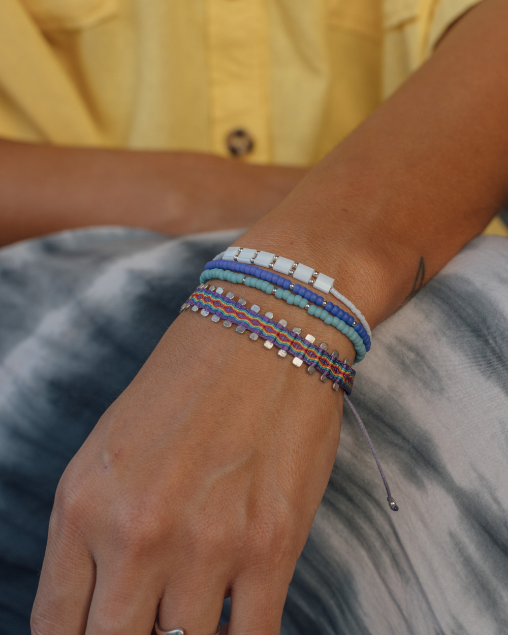 Pulsera Placa Fita Blanca con Mostacillas de Plata