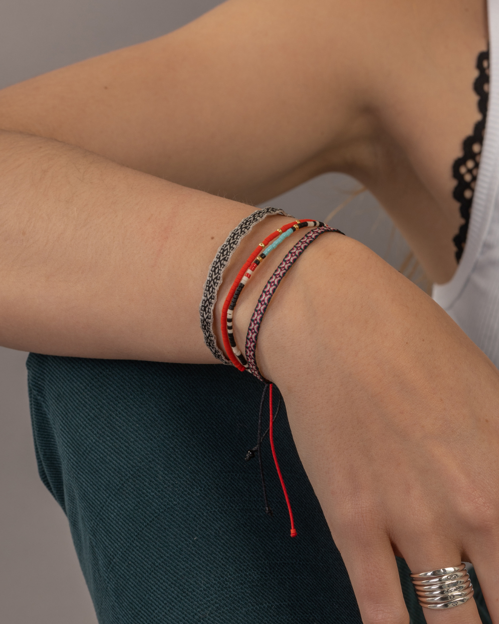 Pulsera Roja con Mostacillas Bañadas en Oro