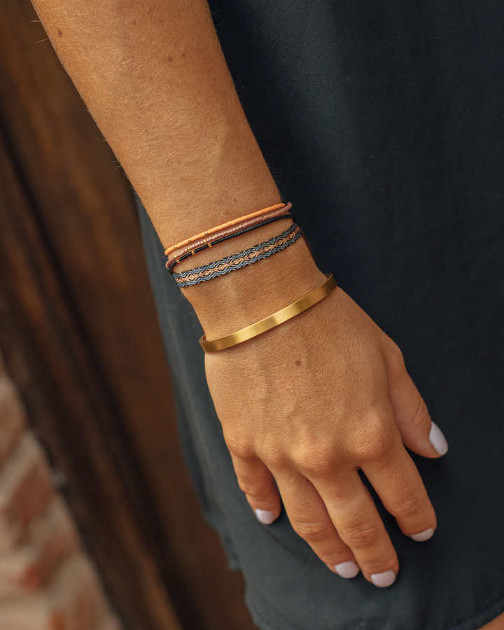 Pulsera Negra con Mostacillas Bañadas en Oro