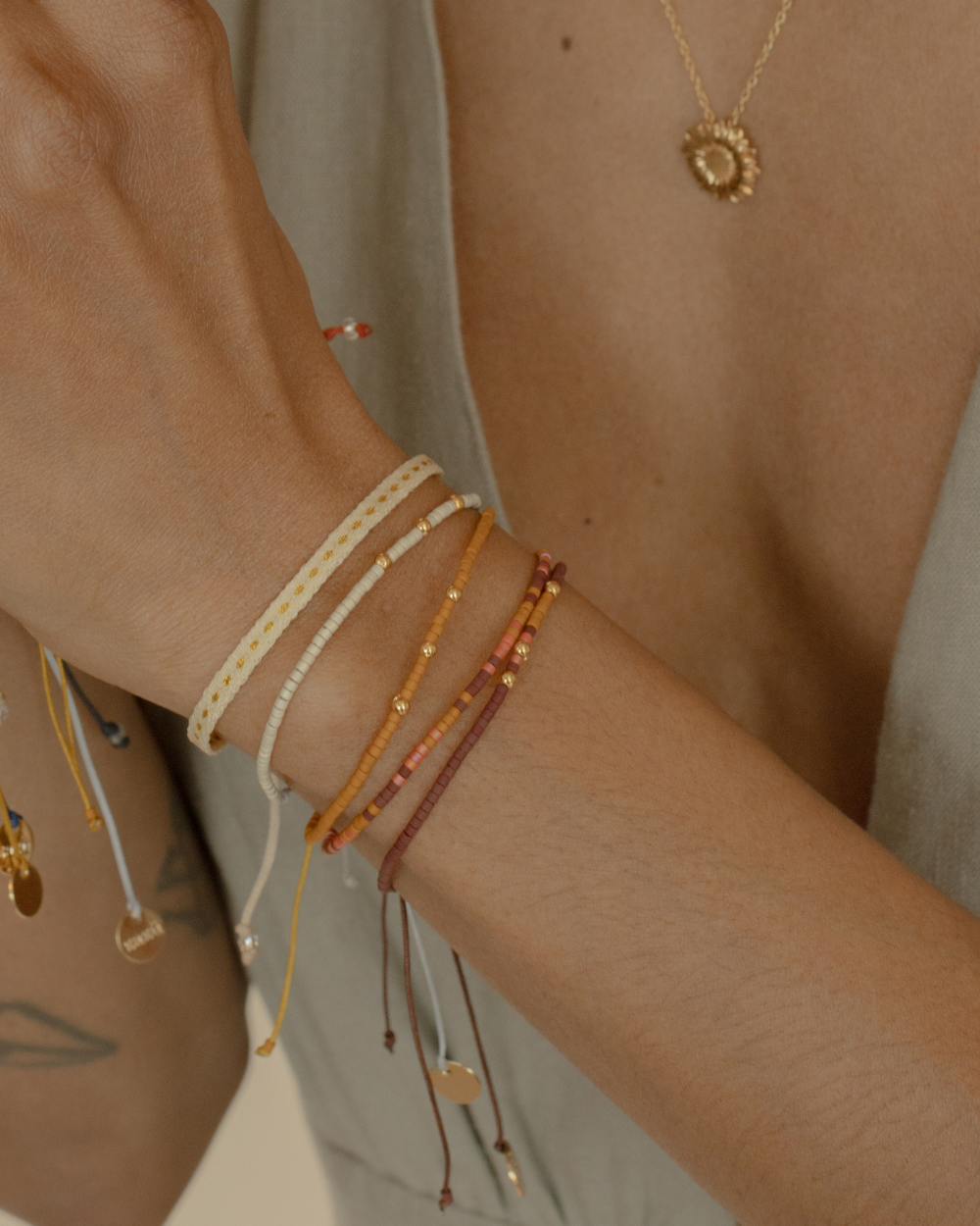 Pulsera Marfil con mostacillas bañadas en oro