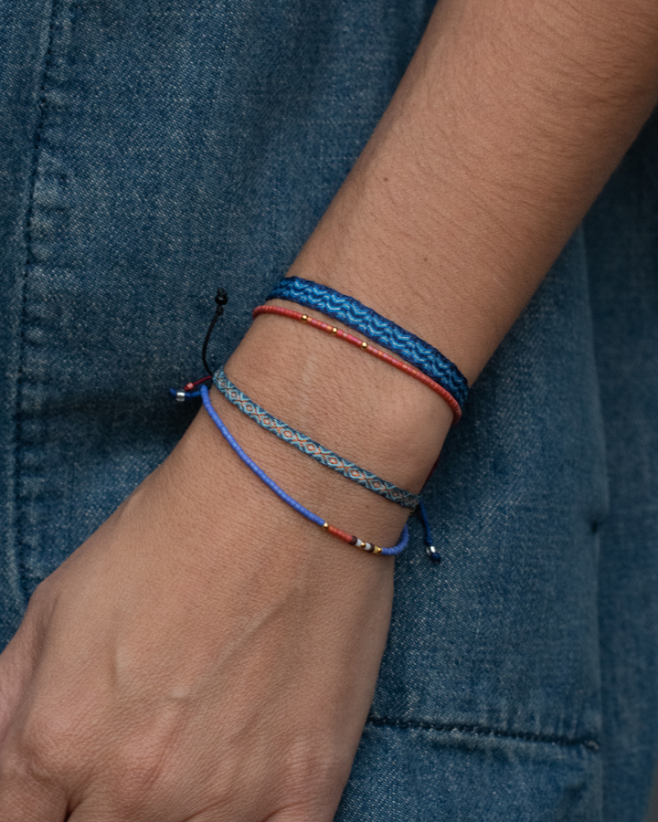 Pulsera Umi Azul con Mostacillas Bañadas en Oro