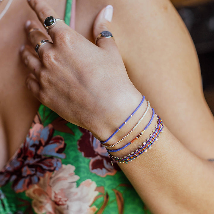 Pulsera Azul Tornasol con Mostacillas Bañadas en Oro