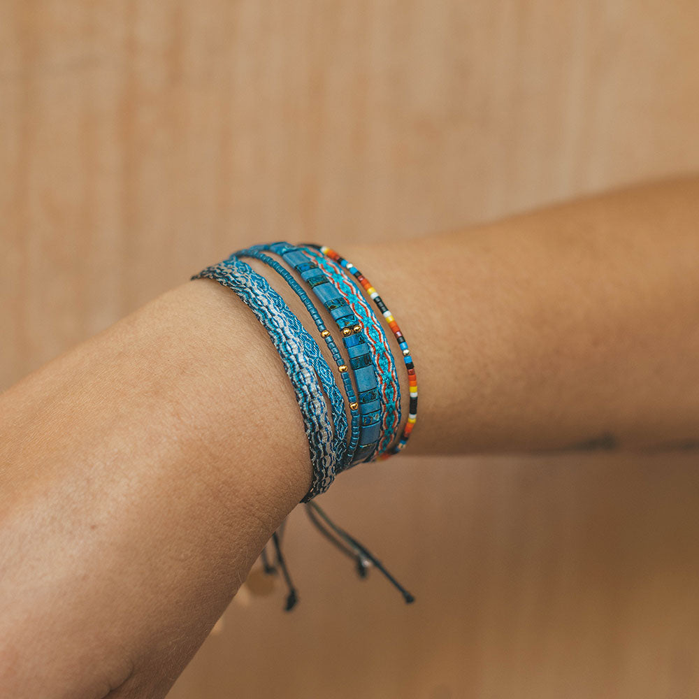 Pulsera Chenoa Azul con Mostacillas Bañadas en Oro