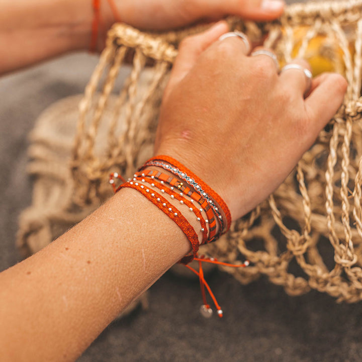Pulsera Fita Roja con Mostacillas Bañadas en Oro