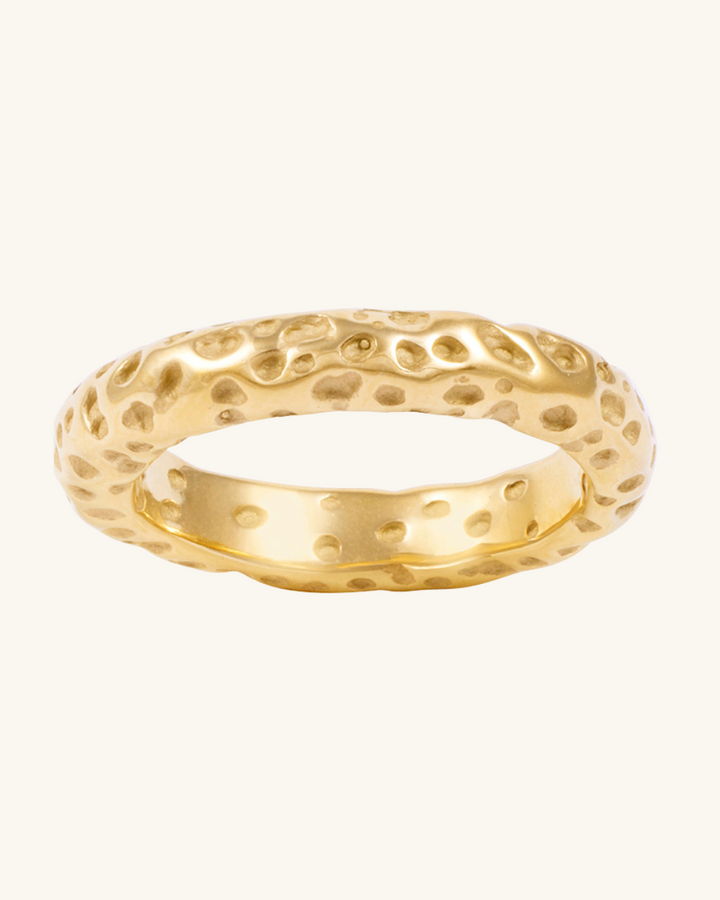 Anillo Relieve de Acero Bañado en Oro