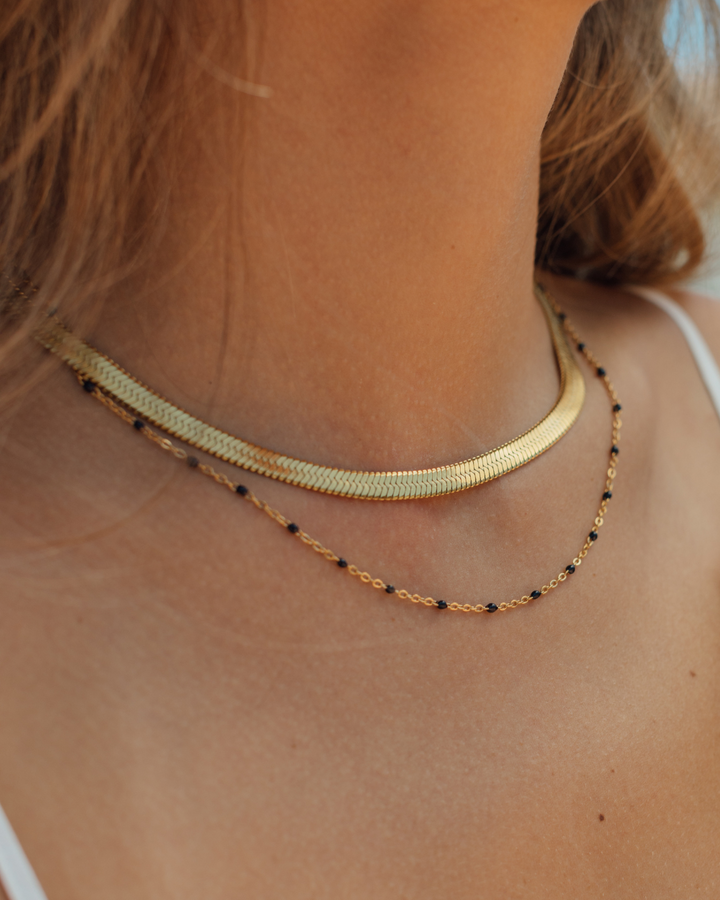 Collar Tama Negro de Acero Bañado en Oro