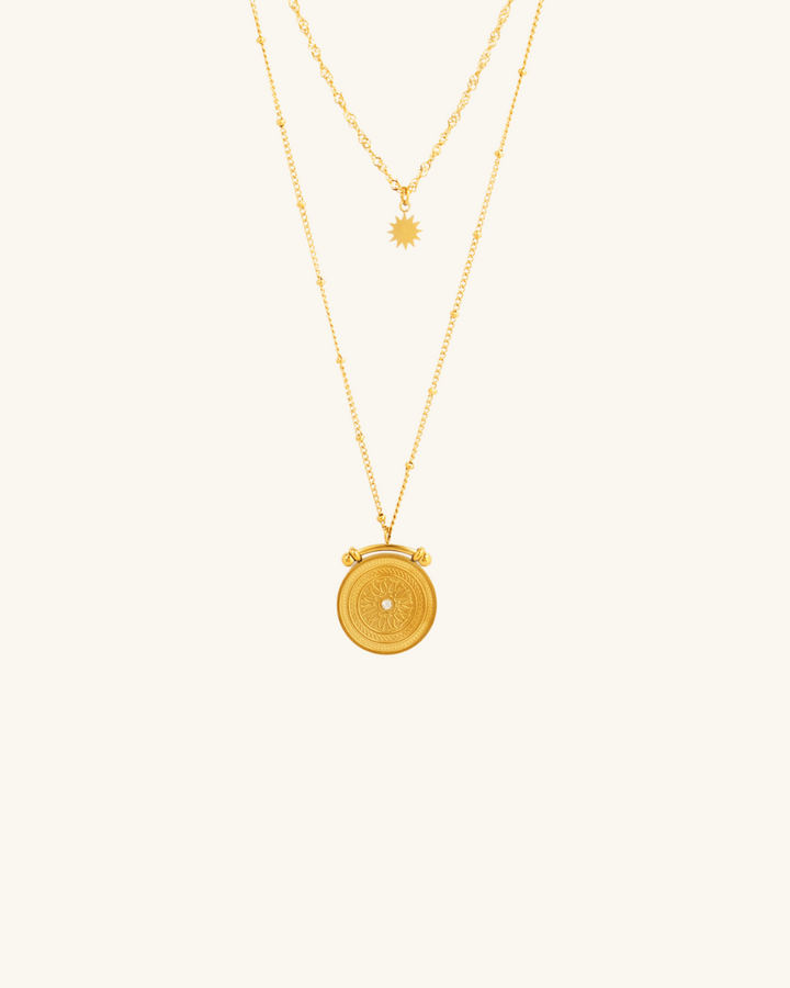 Collar Doble con Sol y Medallón de Acero Bañado en Oro