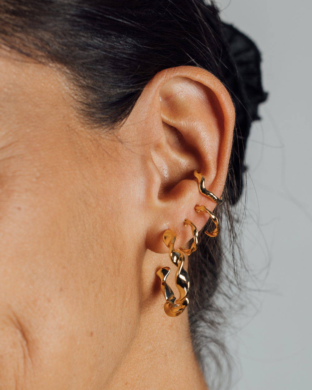 Ear Cuff Ondulado Bañado en Oro - Zazü