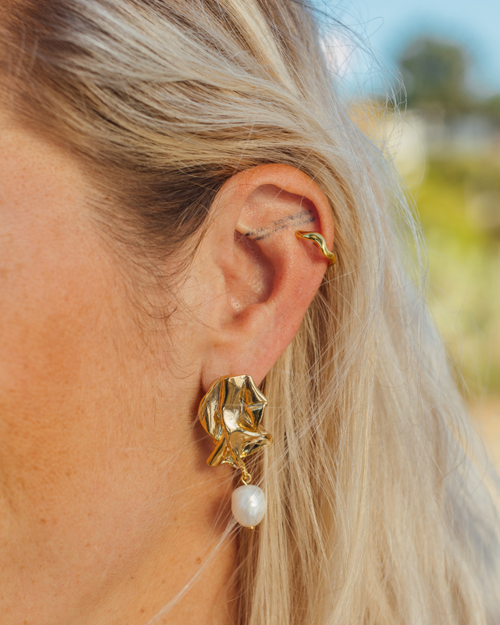 Ear Cuff Ondulado Bañado en Oro - Zazü