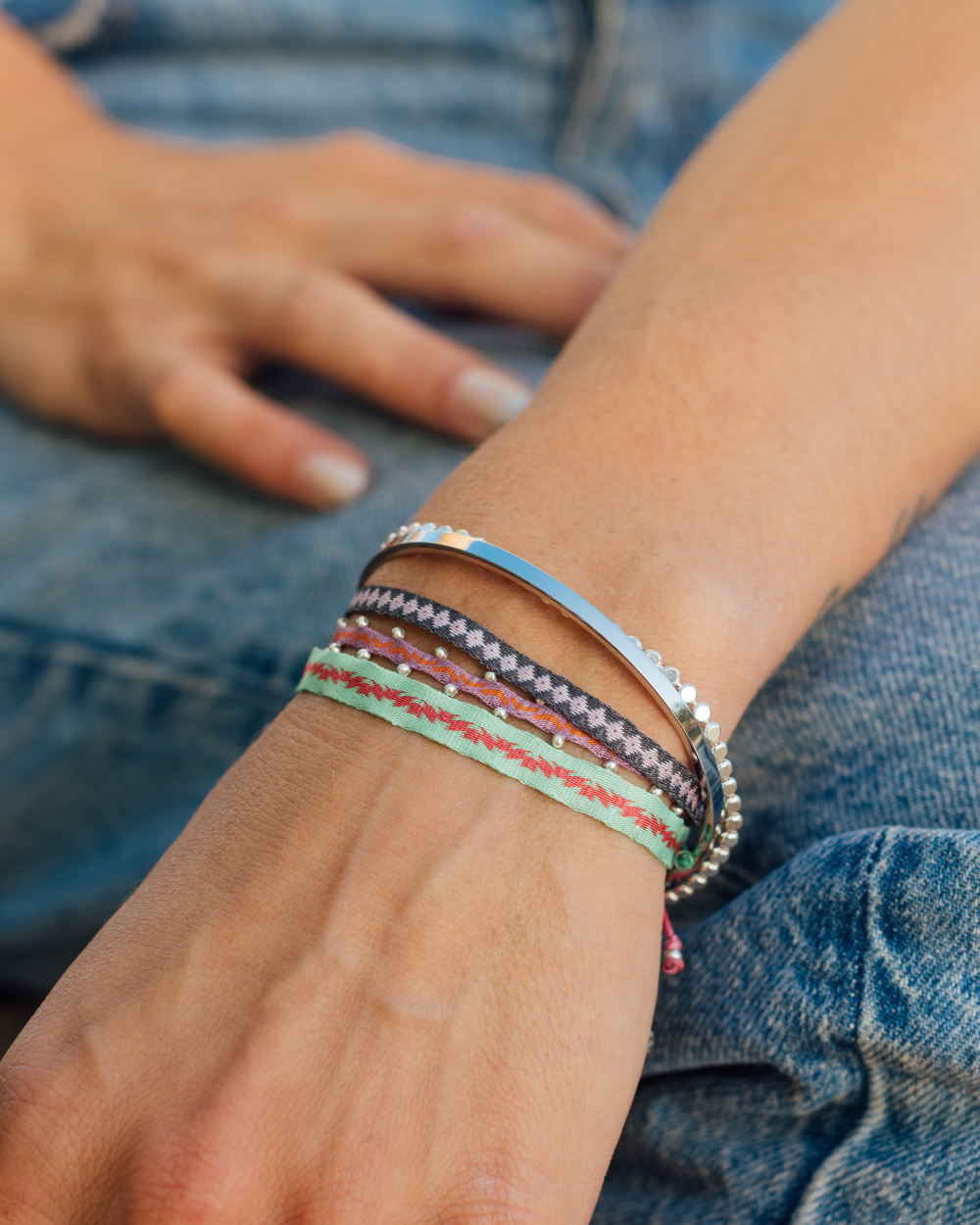 Pulsera Telar Fina Lila y Coral con Mostacillas de Plata al lado