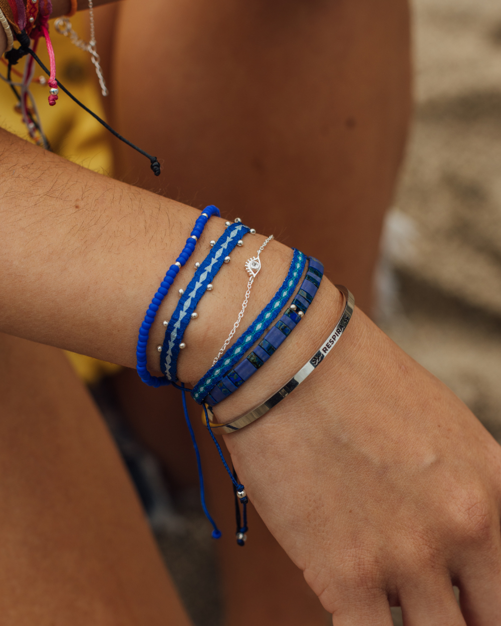 Pulsera Telar Fina Turquesa y Azul con Mostacillas de Plata al Lado