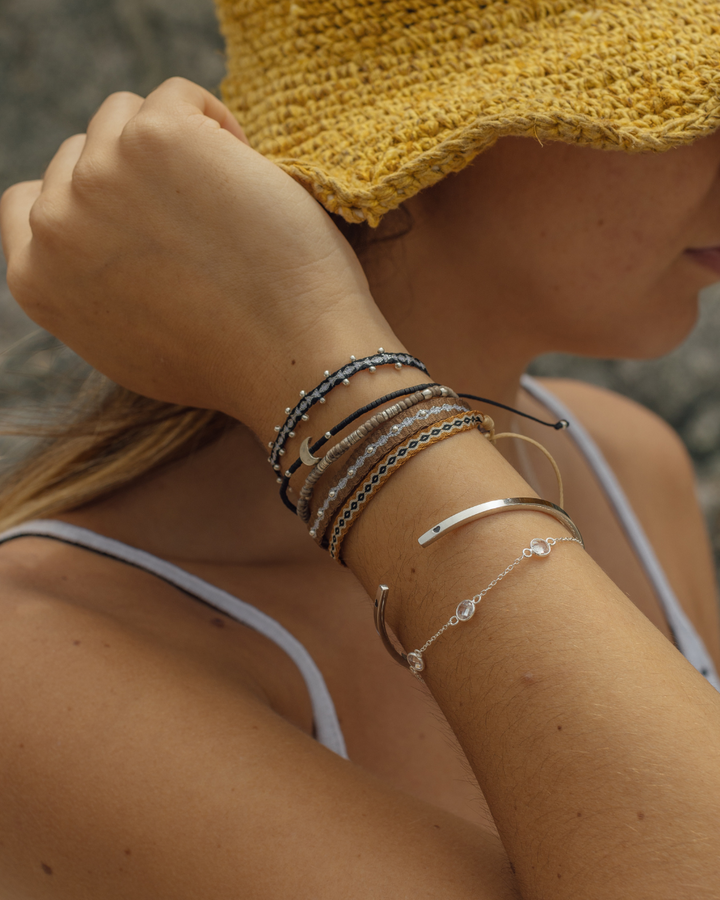 Pulsera Negra con Luna y Mostacillas de Plata