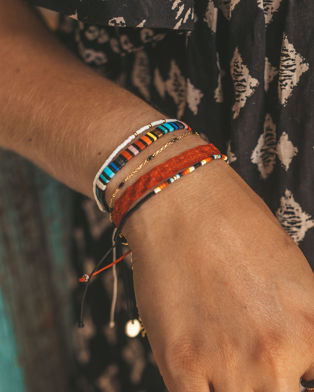 Pulsera Blanca con Mostacillas Bañadas en Oro