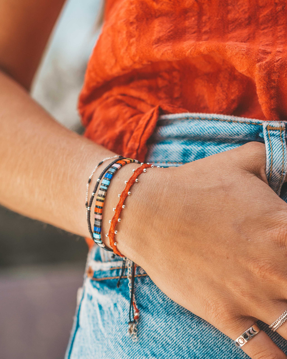 Pulsera Telar Fina Roja con Pelotitas de Plata al lado