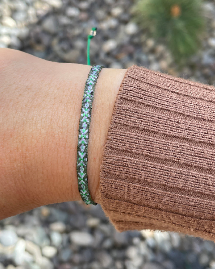 Pulsera Telar Fina Gris y Rombos Verdes
