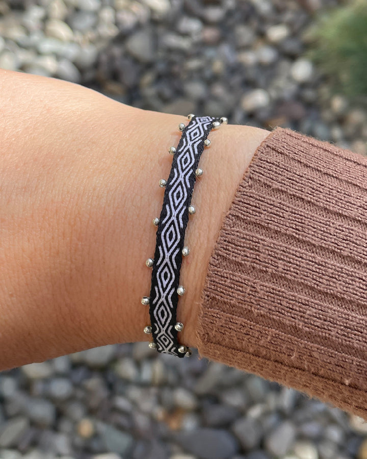 Pulsera Telar Ancha negra con Rombos Blancos y Mostacillas de Plata al lado