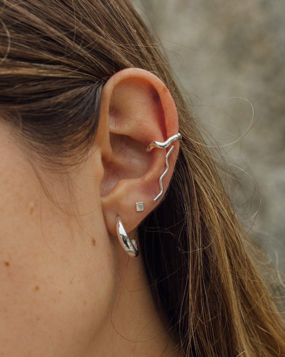 Ear Cuff Ondulado Bañado en Plata - Zazü