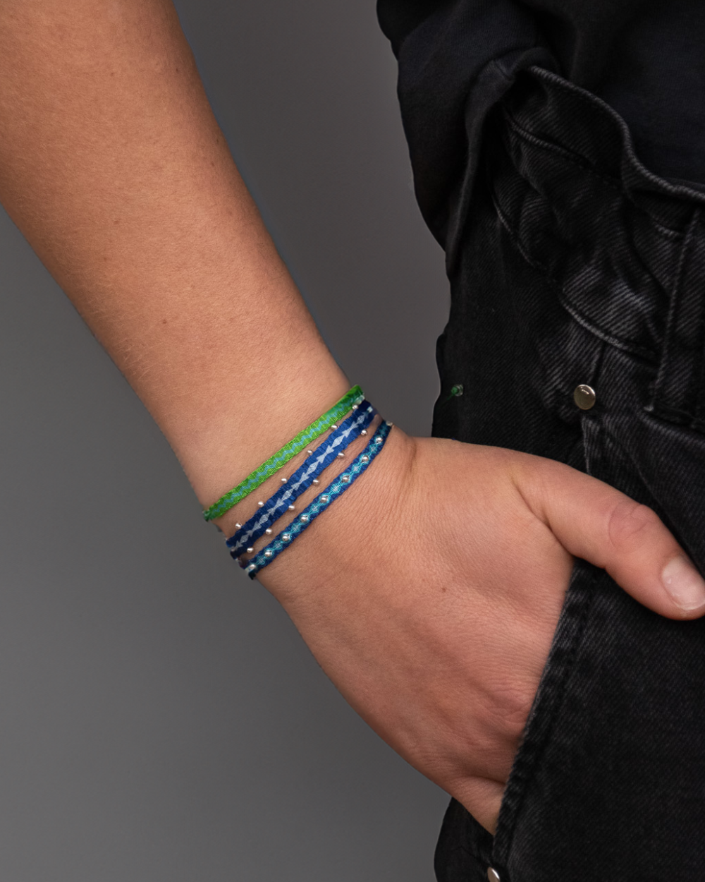 Pack Pulseras Telar Azul con Mostacillas de Plata al lado y Verde
