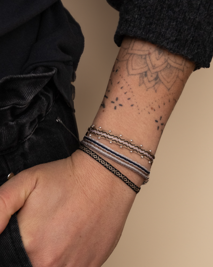Pack Pulseras Telar Beige con Mostacillas de Plata al lado, Negra y Rayada
