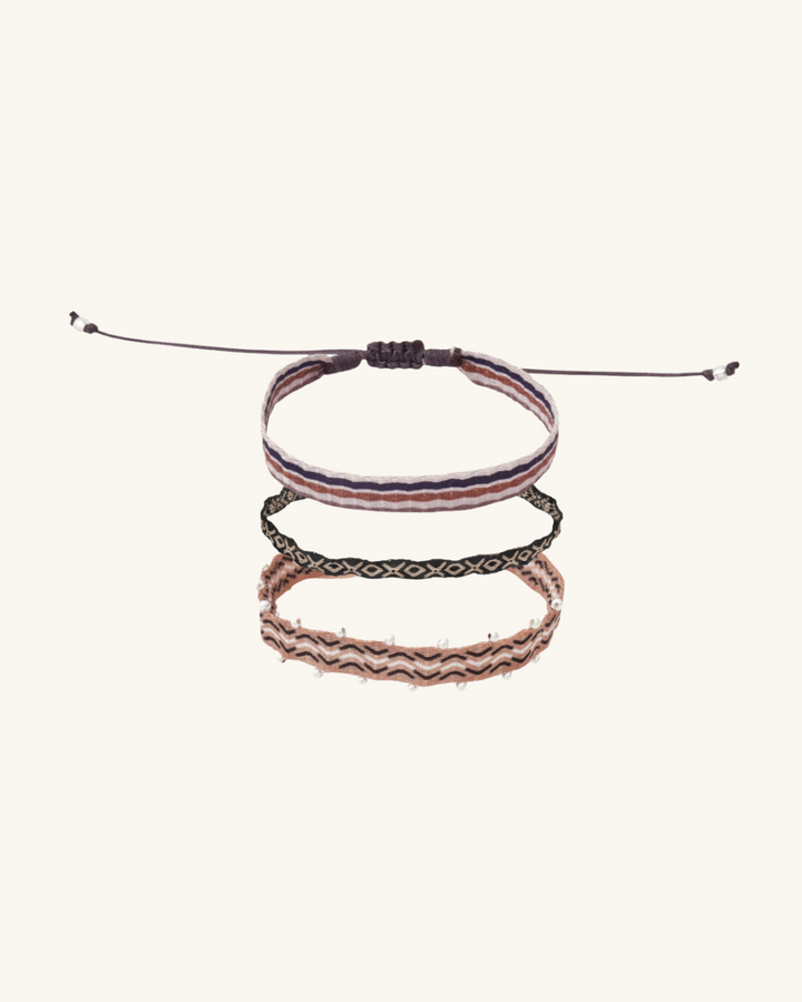 Pack Pulseras Telar Beige con Mostacillas de Plata al lado, Negra y Rayada