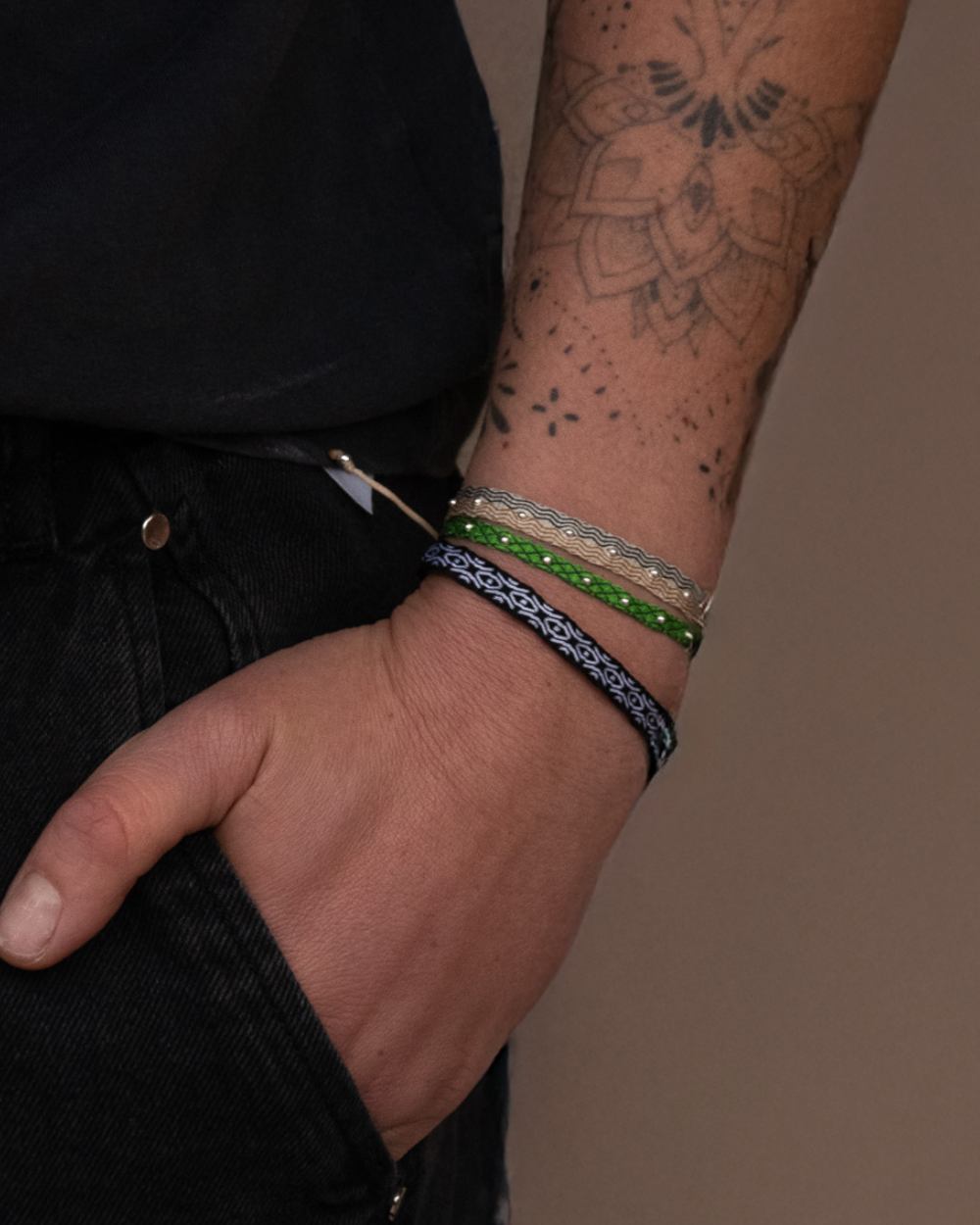Pack Pulseras Telar Beige y Negro con Mostacillas de Plata al lado y Verde