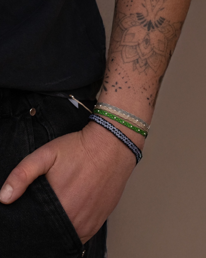 Pack Pulseras Telar Beige y Negro con Mostacillas de Plata al lado y Verde