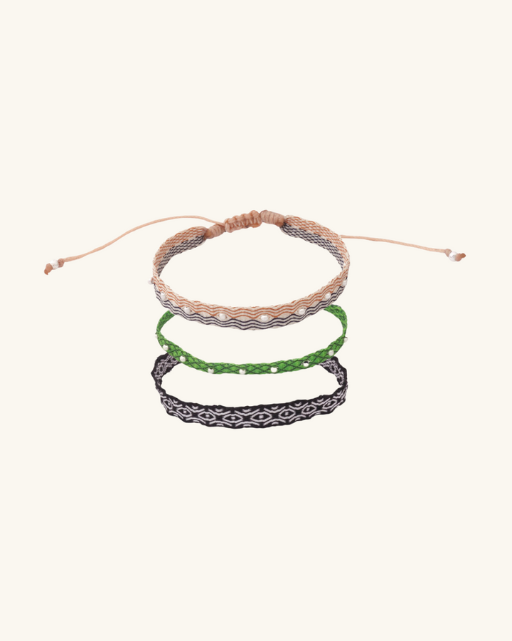 Pack Pulseras Telar Beige y Negro con Mostacillas de Plata al lado y Verde