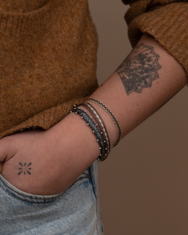 Pack Pulseras Telar Negra con Mostacillas de Plata al lado, Beige y Café
