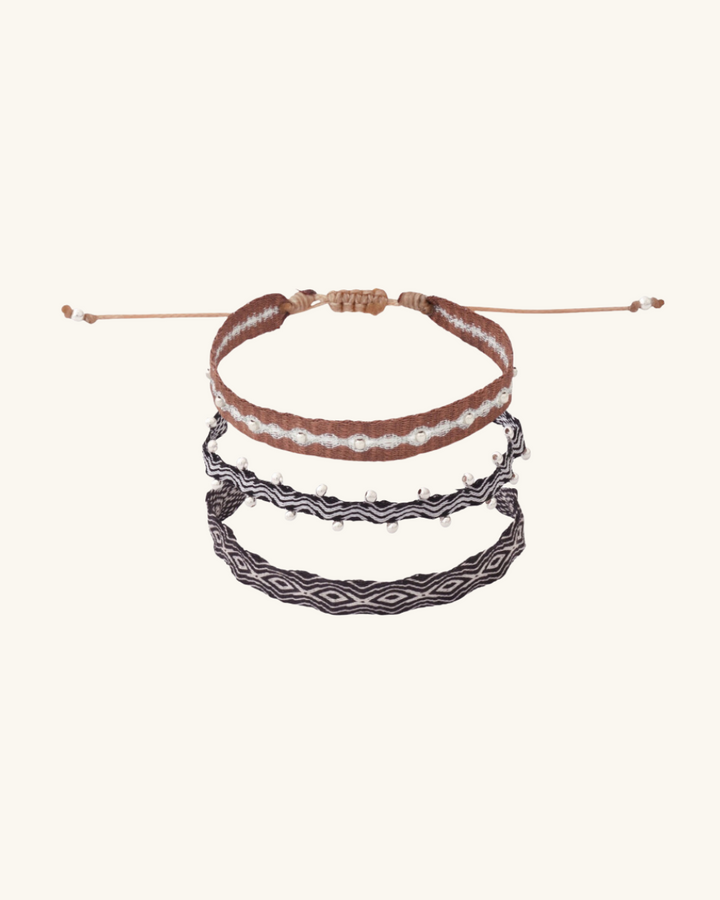 Pack Pulseras Telar Negro con Mostacillas de Plata al lado y Café