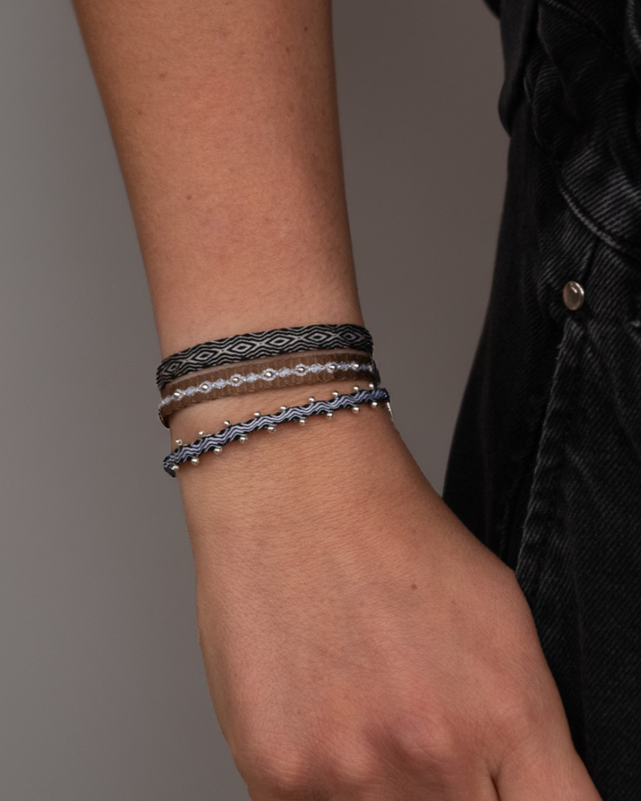 Pack Pulseras Telar Negro con Mostacillas de Plata al lado y Café