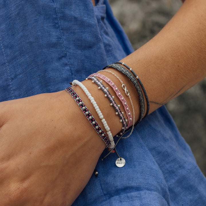 Pulsera Telar Fina Gris y Rosado con Mostacillas de Plata al Lado